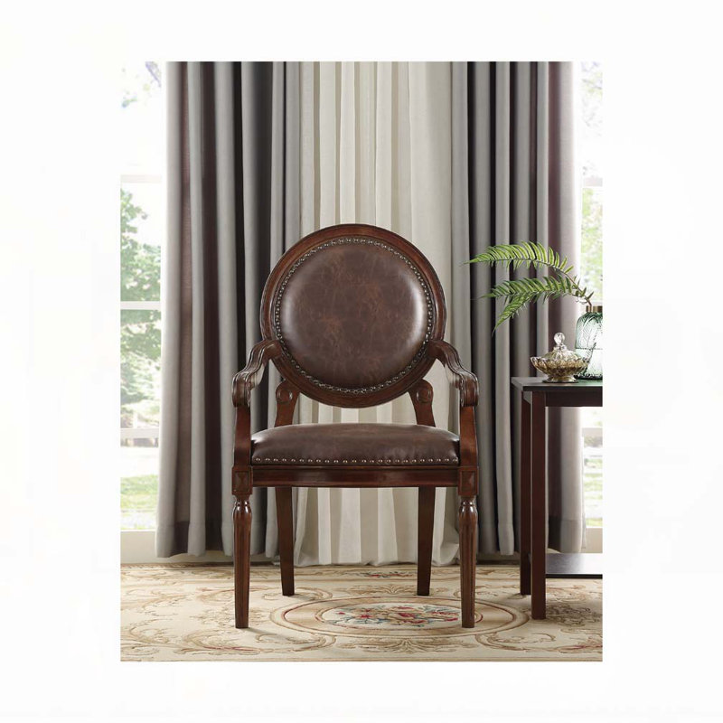 Chaise de bureau formelle avec accoudoirs en similicuir brun foncé avec garniture cloutée