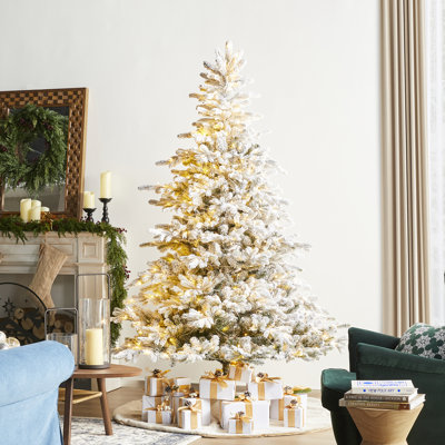 Sapin de Noël élégant enneigé avec lumières