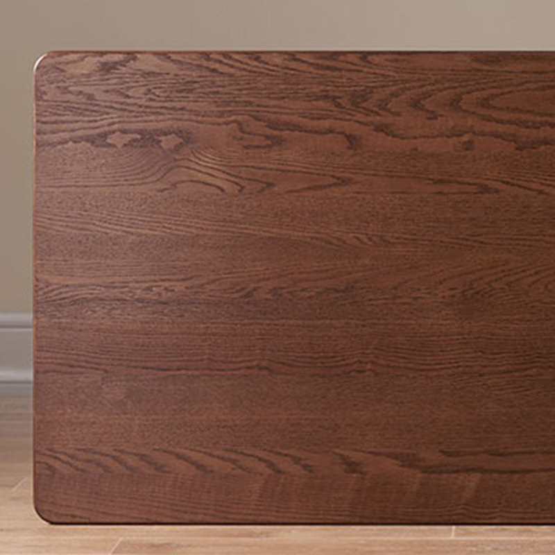The dining table is simple and thickened