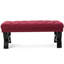 Banc en tissu rouge avec un motif capitonné sophistiqué et des coutures en losanges classiques