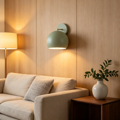 Applique murale à 1 lumière à brancher ou câblée Novogratz x Globe Willow, vert sauge avec accent en laiton mat, style rétro millénaire, ampoule non incluse, 60 W maximum, 120 V