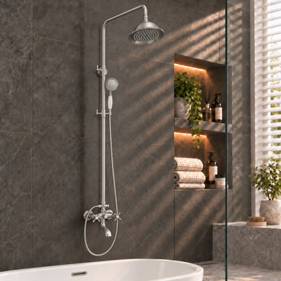 Système de douche mural vintage en nickel brossé avec douchette et bec de baignoire, design à trois buses pour salle de bain de style campagnard
