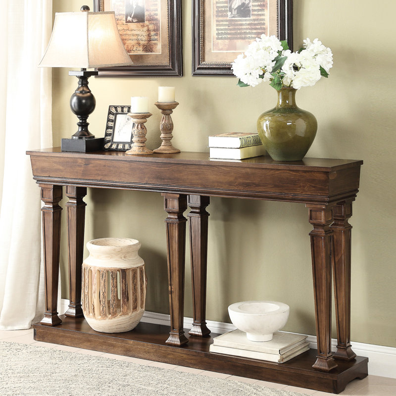 Table rectangulaire en chêne avec des pieds en bois effilés et une tablette de rangement pratique