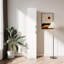 Attrayante armoire autoportante blanche avec tablettes pour le rangement moderne du sous-sol