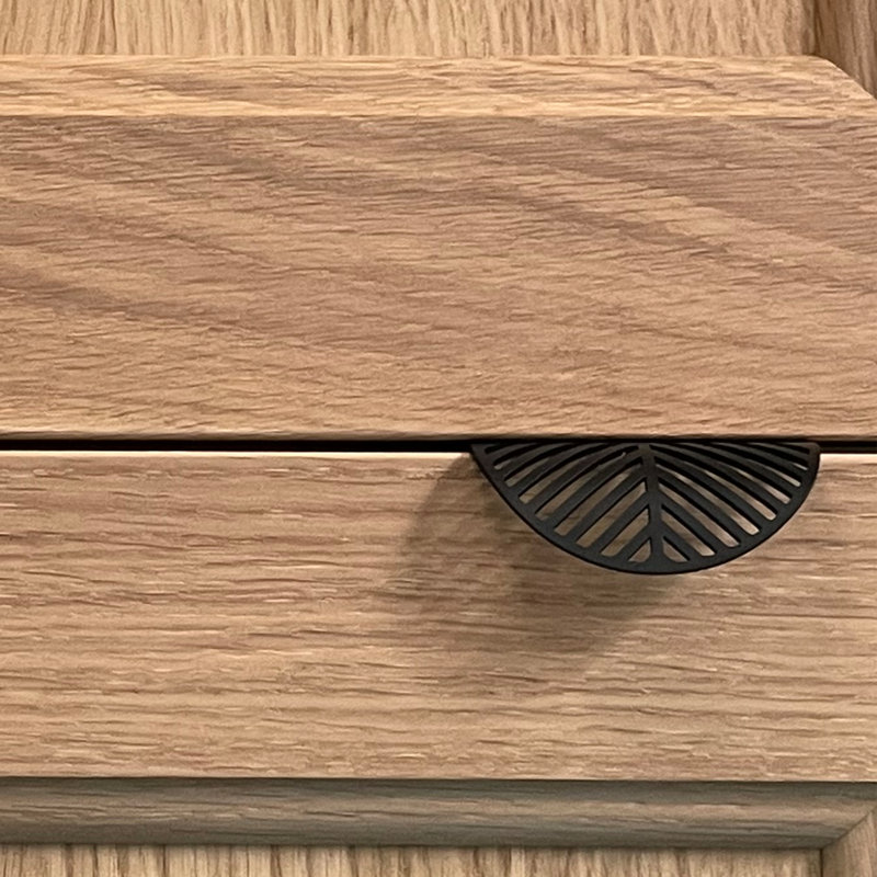 Leaf-Cut Invisible Pull, Matte Black