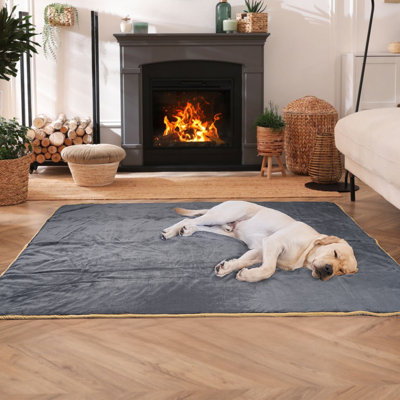 Protecteur pour chien / chat en flanelle et sherpa réversible 62 po x 51,5 po pour canapé, lit et canapé