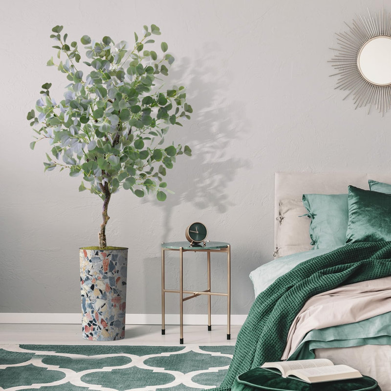 Arbre artificiel dans un pot de fleurs moderne, faux arbre en soie d'eucalyptus (décoration en pot et arbre)