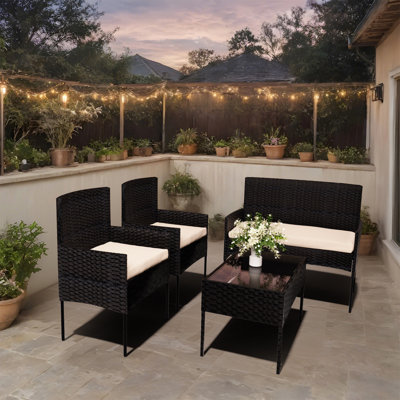 Ensemble de patio d'extérieur en rotin 4 pièces, avec 2 fauteuils, causeuse, coussins imperméables et table en verre trempé, ensemble de conversation (noir)