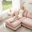 Canapé d'angle rose en chenille effet nuage, design ergonomique incurvé, idéal pour les coins de lecture, différentes configurations d'assise.