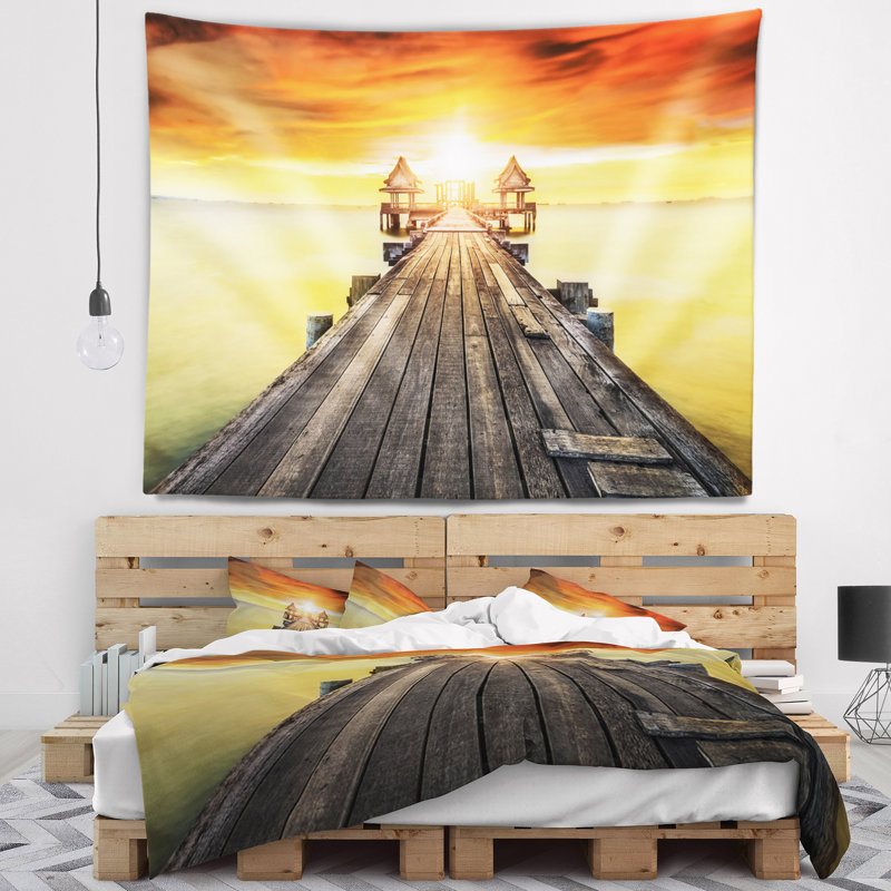 Pier, paysage marin, jetée énorme en bois, tapisserie jaune soleil, H 32 po x l 39 po