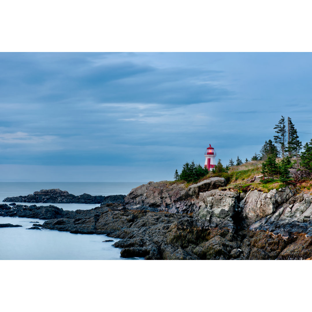 Leinwandbild Blick auf den East Quoddy Head Leuchtturm und die Seegrenze