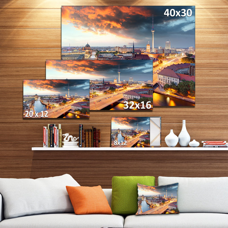 «Berlin at Dawn with Dramatic Sky Cityscape», reproduction de photo sur toile tendue, H 16 po x l 32 po x P 1 po