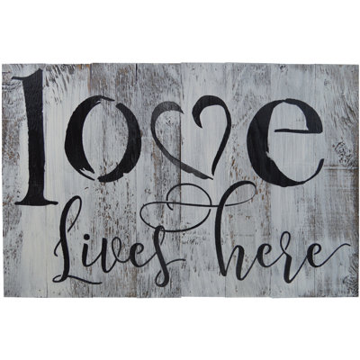 « love lives here », art textuel sur bois