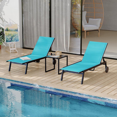 Ensemble 3 pièces de chaises longues réglables avec roulettes et table d'appoint - Ensemble de patio près de la piscine