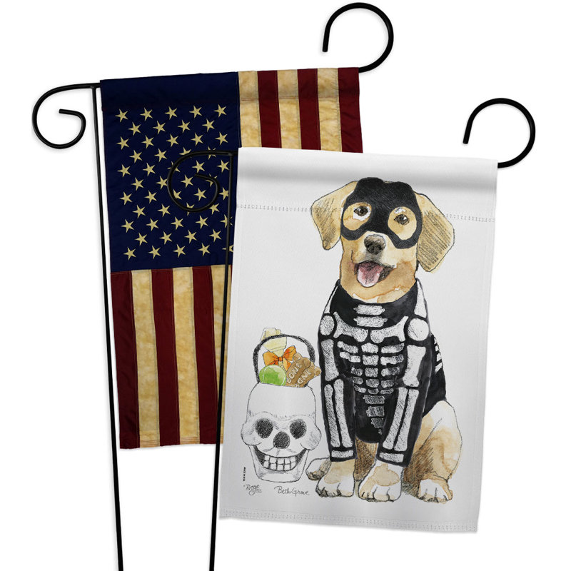 Drapeau de jardin en polyester 18,5 x 13 po Spooky Skeleton Lab