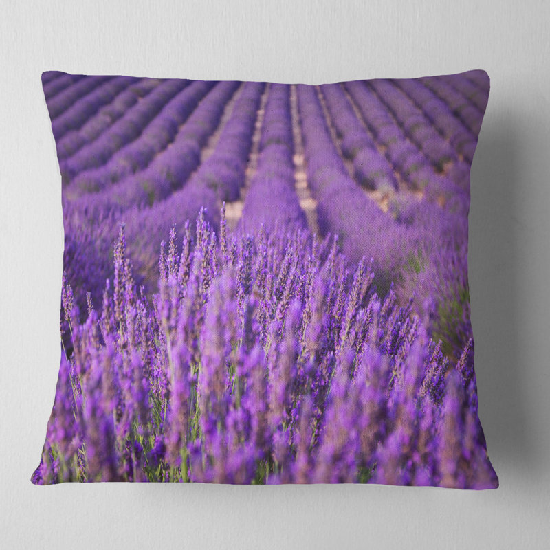 Magnifiques champs de lavande parfumés - Coussin décoratif à imprimé floral, 18 po x 18 po, Carré
