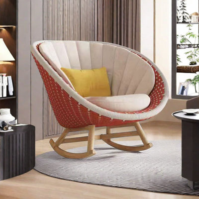 Chaise berçante confortable en rotin