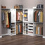 Étagère de rangement modulaire empilable avec tablettes réglables, garniture décorative et panneau arrière complet pour l'organisation du placard
