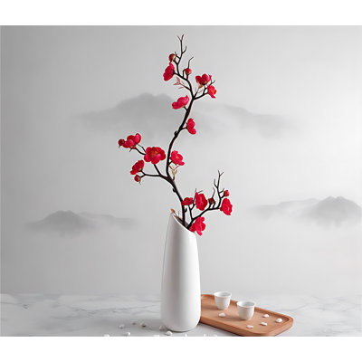 Arrangement de fleurs de prunier dans un vase