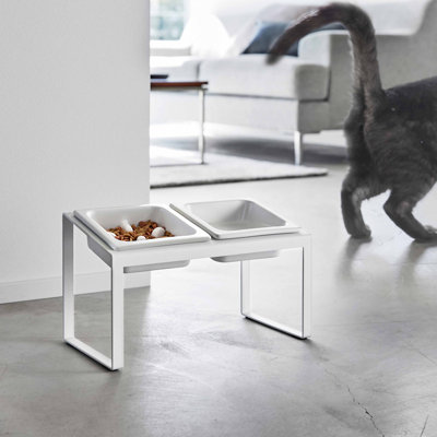 Yamazaki Home Tower Yamazaki Home Bol en céramique pour animaux à alimentation lente avec support surélevé - petit, ensemble de bols en céramique avec casse-tête anti-étouffement pour chats et petits chiens, conception en angle, blanc - 0,75 tasse, 180 ml