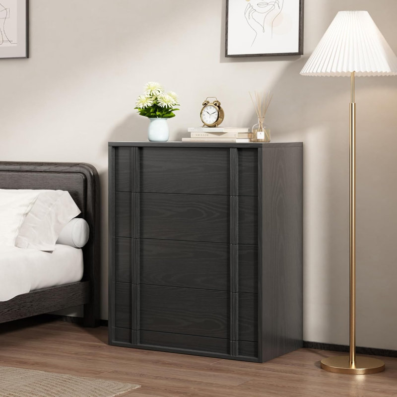 Armoire de rangement moderne à 4 tiroirs avec poignées verticales
Bas-relief noir