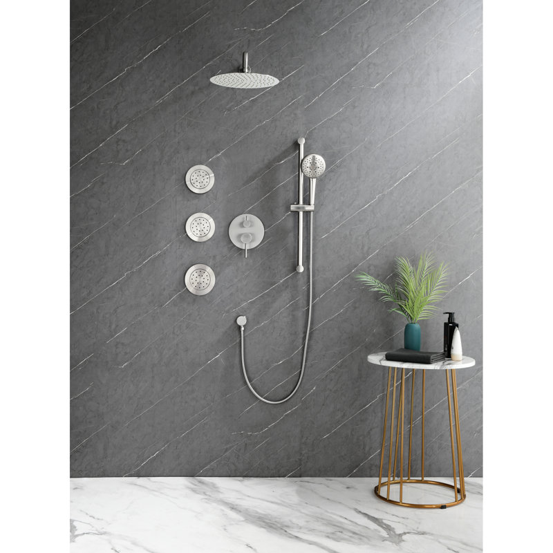 Configuration de douche en nickel brossé avec fonctionnalité. Tête, douche à main, barre coulissante, jets de corps, bras, tuyau, garniture de valve, poignées à levier. Tête autonettoyante pour un débit d'eau constant. Installation faite
