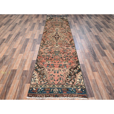 Tapis persan rétro 2 pi 6 po x 10 pi 3 po de couleur persane rétro avec motif floral, 100% laine, noué à la main, recadrée, usée et patinée, côtés et extrémités professionnellement sécurisés, tapis de couloir