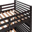 Lit superposé simple au-dessus d'un lit superposé en bois massif avec tiroirs à deux couleurs - arrangement de sommeil sûr et fiable dans un espace supplémentaire pour une solution fonctionnelle dans une chambre à coucher