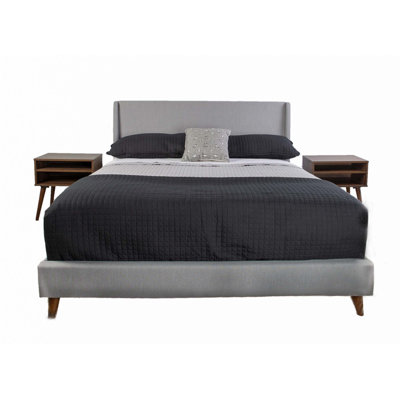 Très grand lit tapissier avec 2 tables de chevet