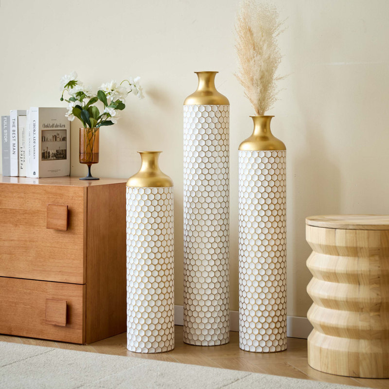 Ensemble de vases modernes en forme de gouttelettes en métal avec une finition blanche élégante, des hauteurs à trois niveaux et une surface émaillée de qualité supérieure pour une décoration intérieure élégante.