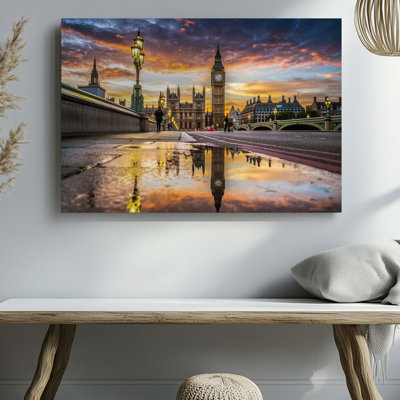 Toile, un coucher de soleil vibrant projette une lueur dorée chaleureuse sur le mur, emblématique de Big Ben et des maisons du Parlement à Londres, parfaite pour l'art mural sur toile