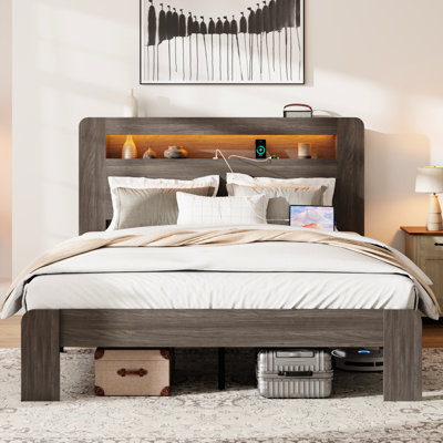 Structure de lit de taille grand lit, plateforme en bois avec tête de lit à DEL, 2 pour recharger des gadgets, fonction de bruit, pas de sommier, tâche d'assemblage facile, espace spacieux en gris foncé rehaussé