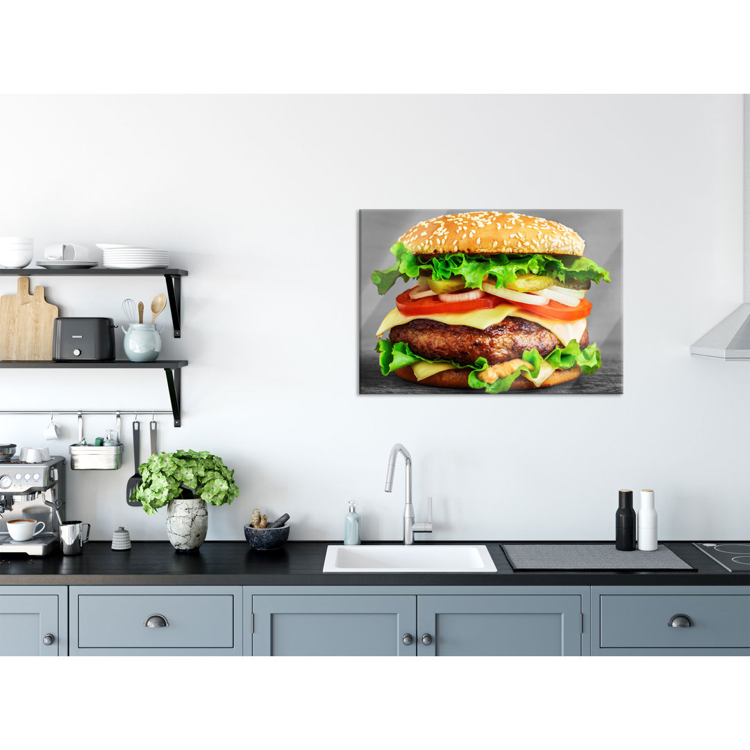 Glasbild Leckerer Hamburger mit Zwiebeln