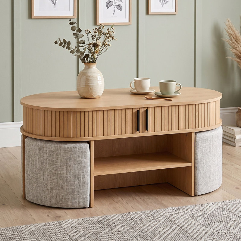 Table basse ovale avec tablettes ouvertes, rangement caché à lattes et 4 tabourets courbés rembourrés