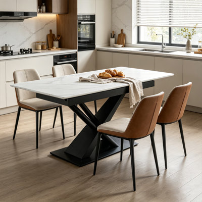 Table de salle à manger extensible de 71 po de largeur, table de cuisine extensible moderne, base en croix en X noir, plateau en marbre blanc brillant, sièges 6 à 8