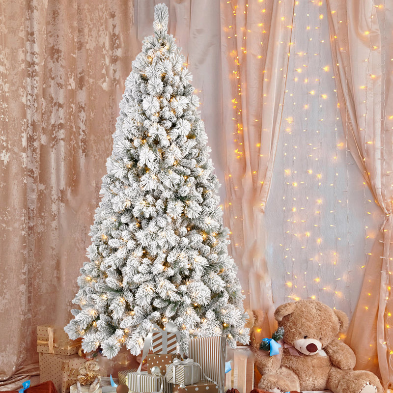Arbre de Noël artificiel enneigé 4 pi avec 150 pi de lumières, 350 lumières DEL blanc chaud, 350 branches en PVC et aiguilles rigides, conception à charnières pour une installation facile, support en métal robuste