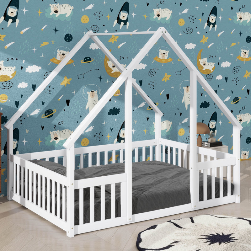 Lit surdimensionné en bois inspiré d'une maison avec clôture et garde-corps, Blanc