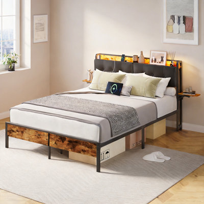 Base de lit grand avec prise de courant Nottaway, 2 panneaux pliables, tête de lit tapissier et bande lumineuse à DEL