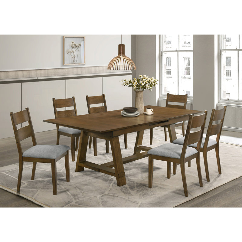 Ensemble de salle à manger 6 pièces : table à rallonge de 40 cm, chaises rembourrées, banc, meubles en bois brun chaleureux.