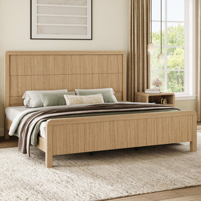 Lit plateforme en bois beige King avec tête et pied de lit courbés et cannelés