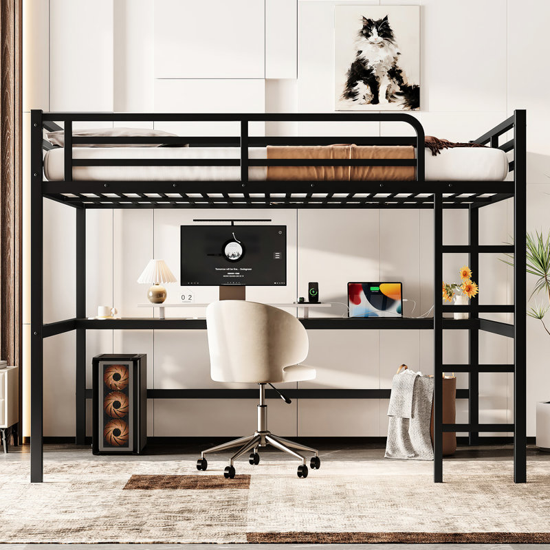 Grand lit mezzanine noir en métal avec prise de courant et bricolage intelligent, créant des espaces séparés pour le travail, la charge de bureau à quatre côtés