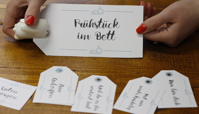 Frühstück im Bett Geschenkkörbchen mit kostenlosen Anhängern zum Ausdrucken, beim Lochen