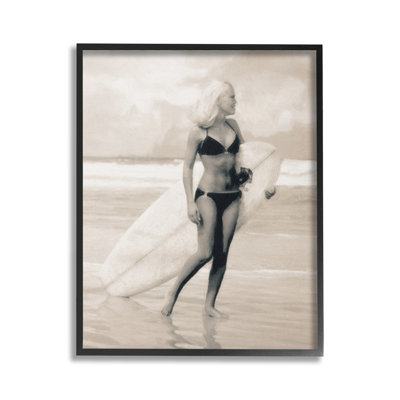 «Surfing Woman on Shore», estampe numérique encadrée par GraffiTee Studios