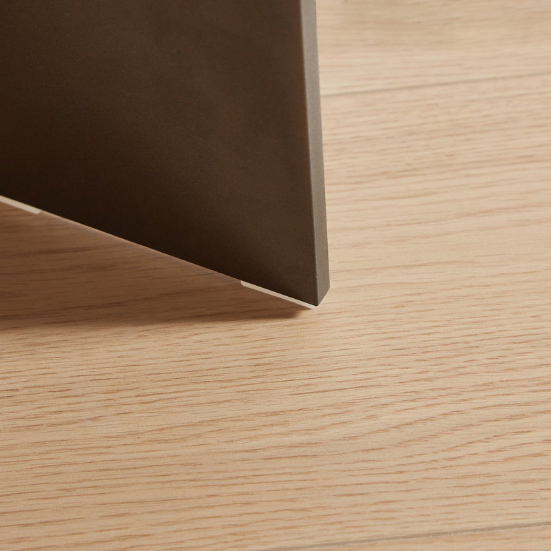 Superbe table basse ronde en noyer et en métal avec design