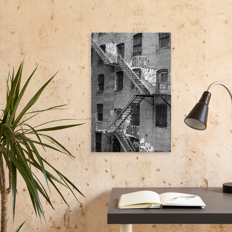 Clint - chat allié, paysage urbain, photographie, art industriel, H 24 po x l 16 po