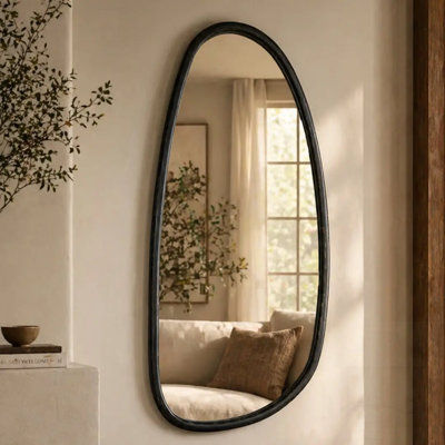 Miroir mural moderne et irrégulier avec cadre en bois de manguier noir délavé, parfait pour un décor contemporain et rustique