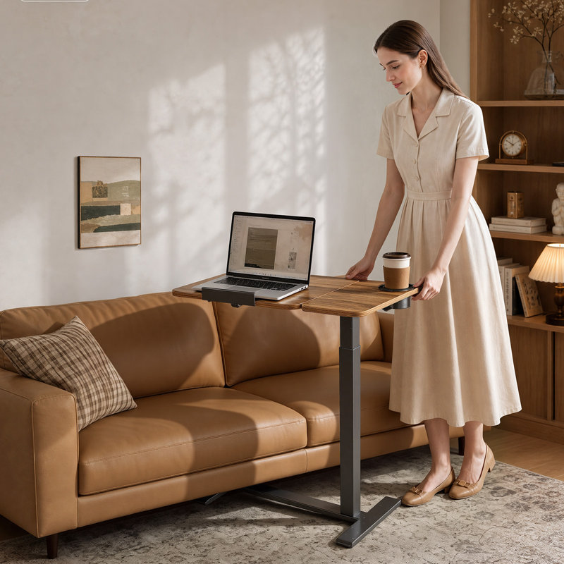 Table de lit mobile 70 cm (L) x 40 cm (P) avec roulettes dissimulées, idéale pour le lit, le canapé ou le bureau à domicile. Support réglable en hauteur pour ordinateur portable, chariot avec plateau inclinable et porte-gobelet, marron.