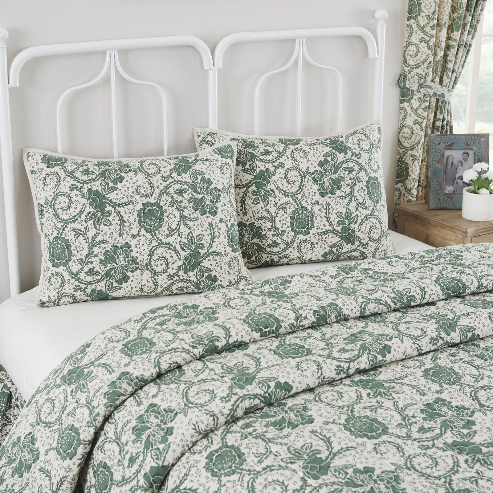 Daphnee Cotton Shams, Standard / Twin