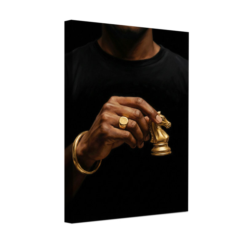 Homme abstrait tenant un chevalier doré, H 24 po x l 16 po