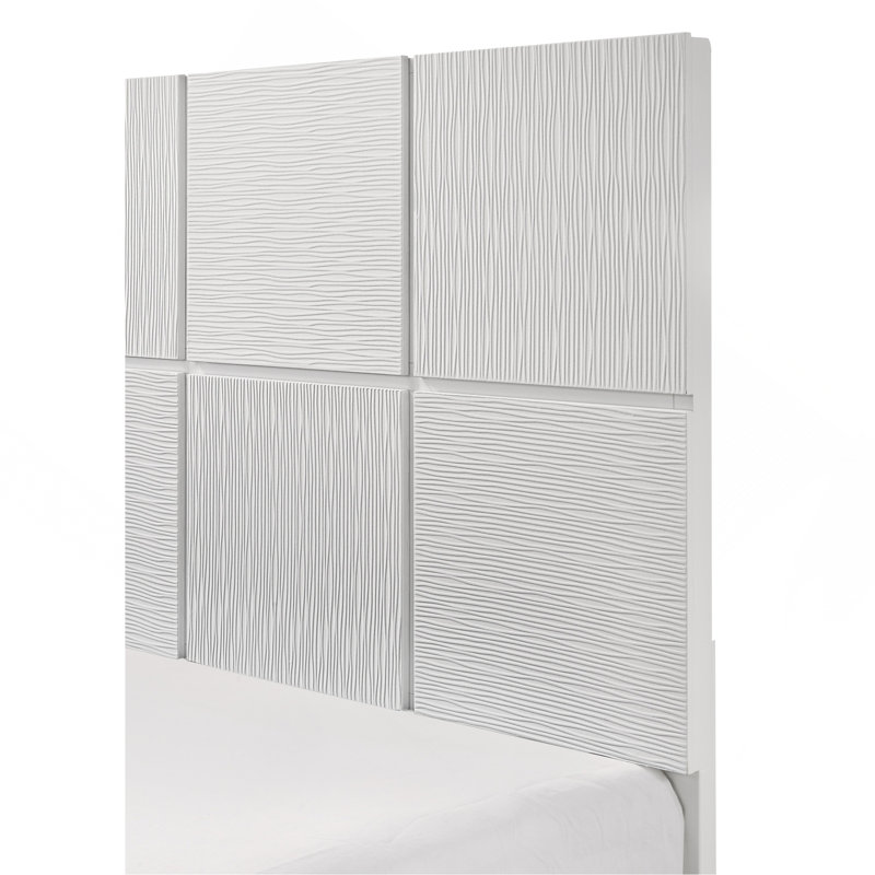 1 lit grand format au design contemporain avec des panneaux avant au fini blanc impeccable et une tête de lit à panneaux géométriques
